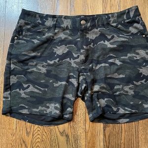 Camouflage shorts - (34 waist)